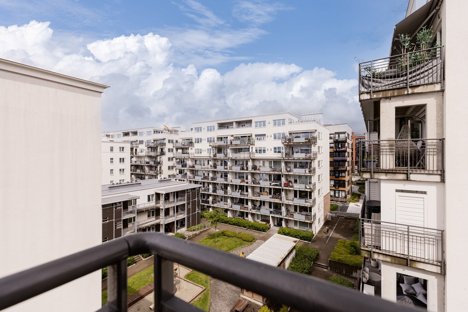 Fra balkongen ser du inn i en flott felles bakgård. Galleribilde