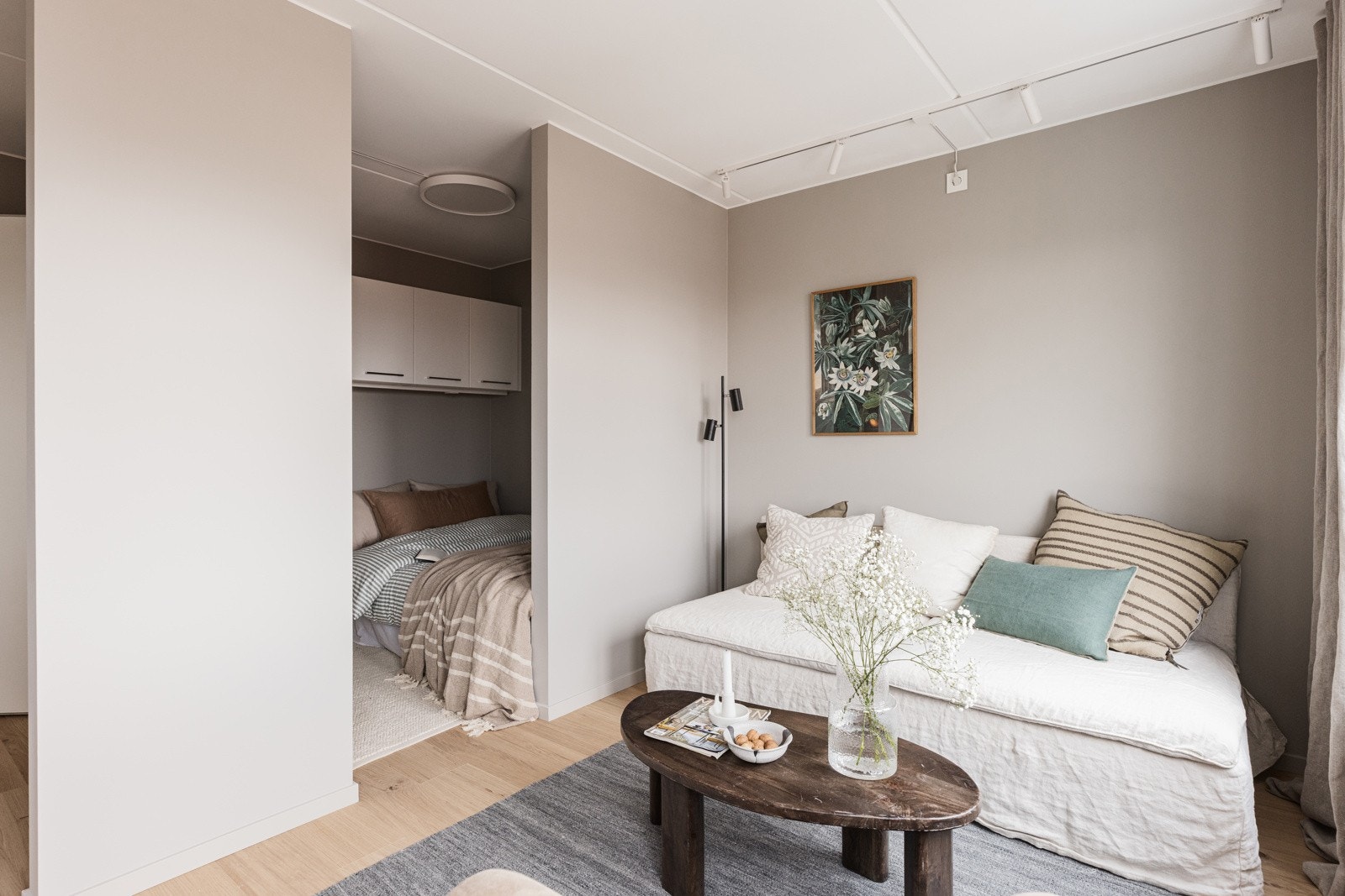 Hybel: Stue med sofa og inngang til alkove. Galleribilde