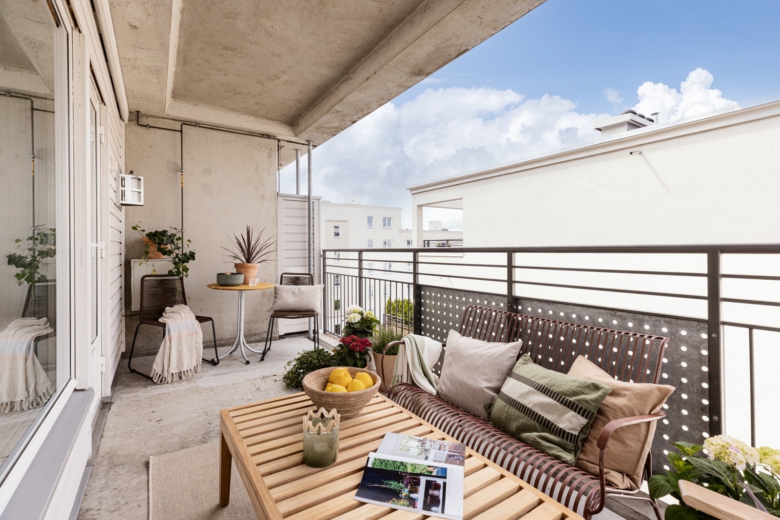 Balkongen er på hele 11,6 kvm, så her har du plass til både blomster, utemøbler og grill. Galleribilde