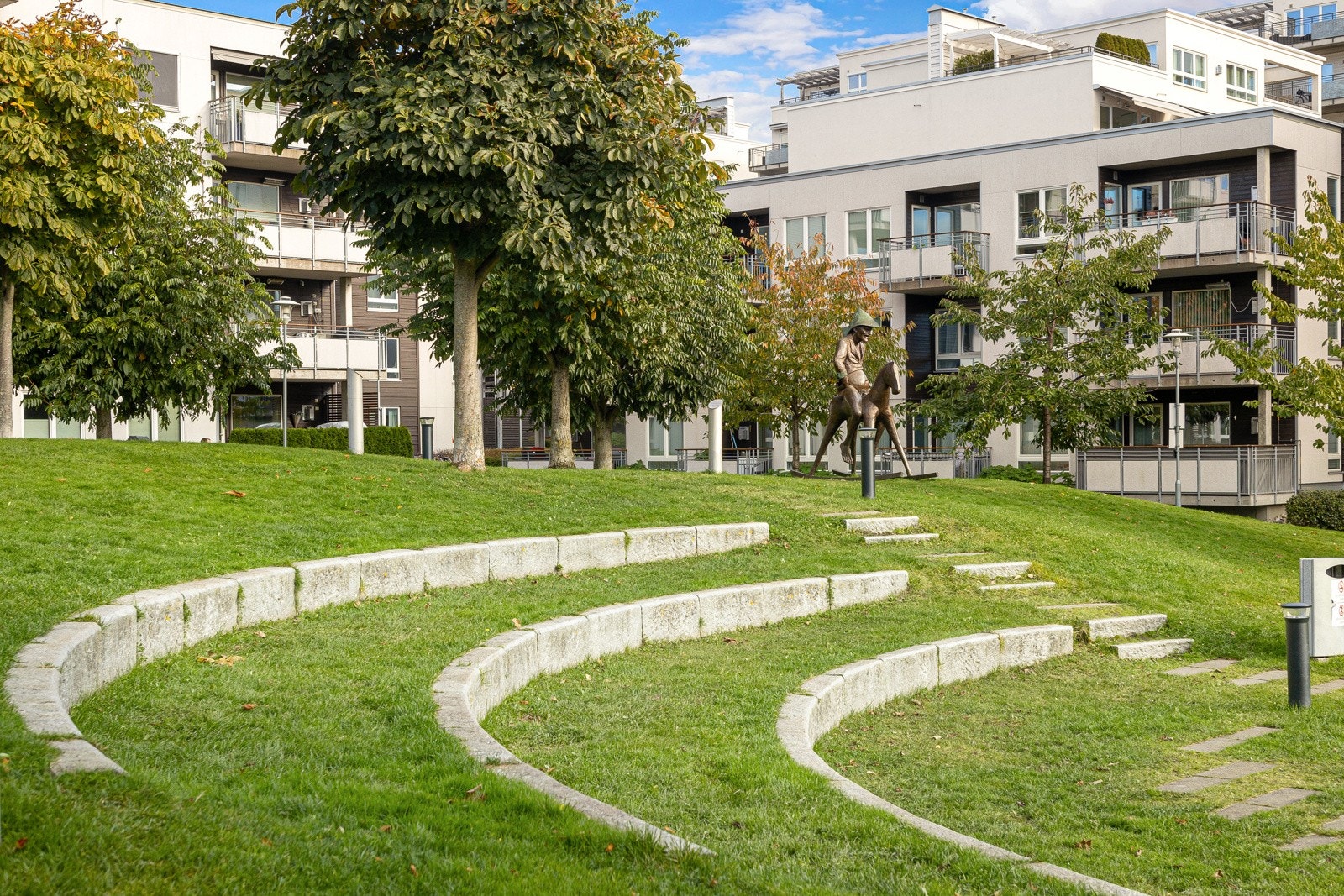 For de som liker utetrening er det flere fine parker på Løren som Skulpturparken, Frydenberg med vannspeil, Sinsenparken. Lørenbanen, idrettshallen og ishall. Galleribilde
