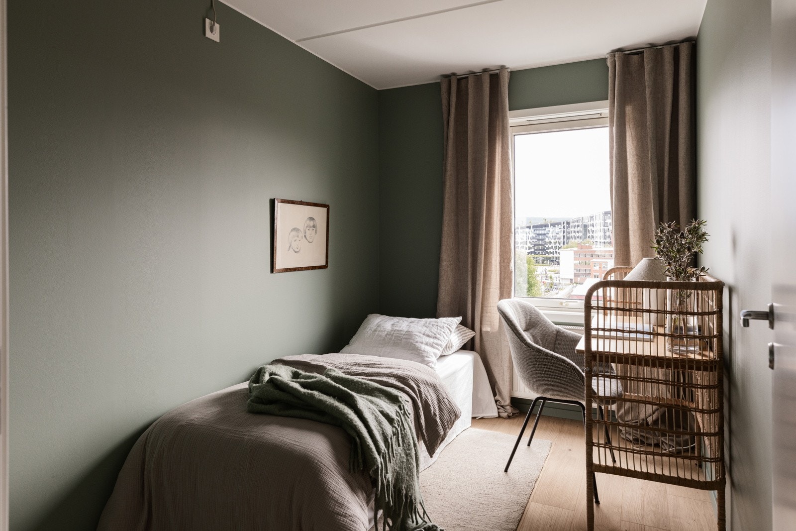 Soverom 2/gjesterom/barnerom som har plass til seng, nattbord og pult. Galleribilde