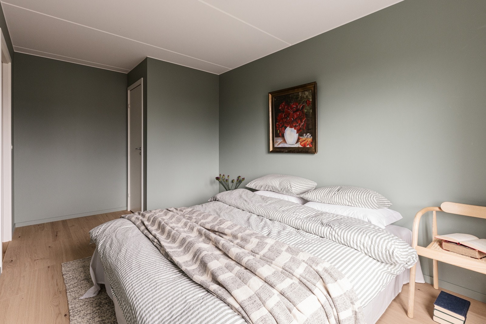 Fra hovedsoverommet er det inngang til en garderobe/omkledningsrom. Galleribilde