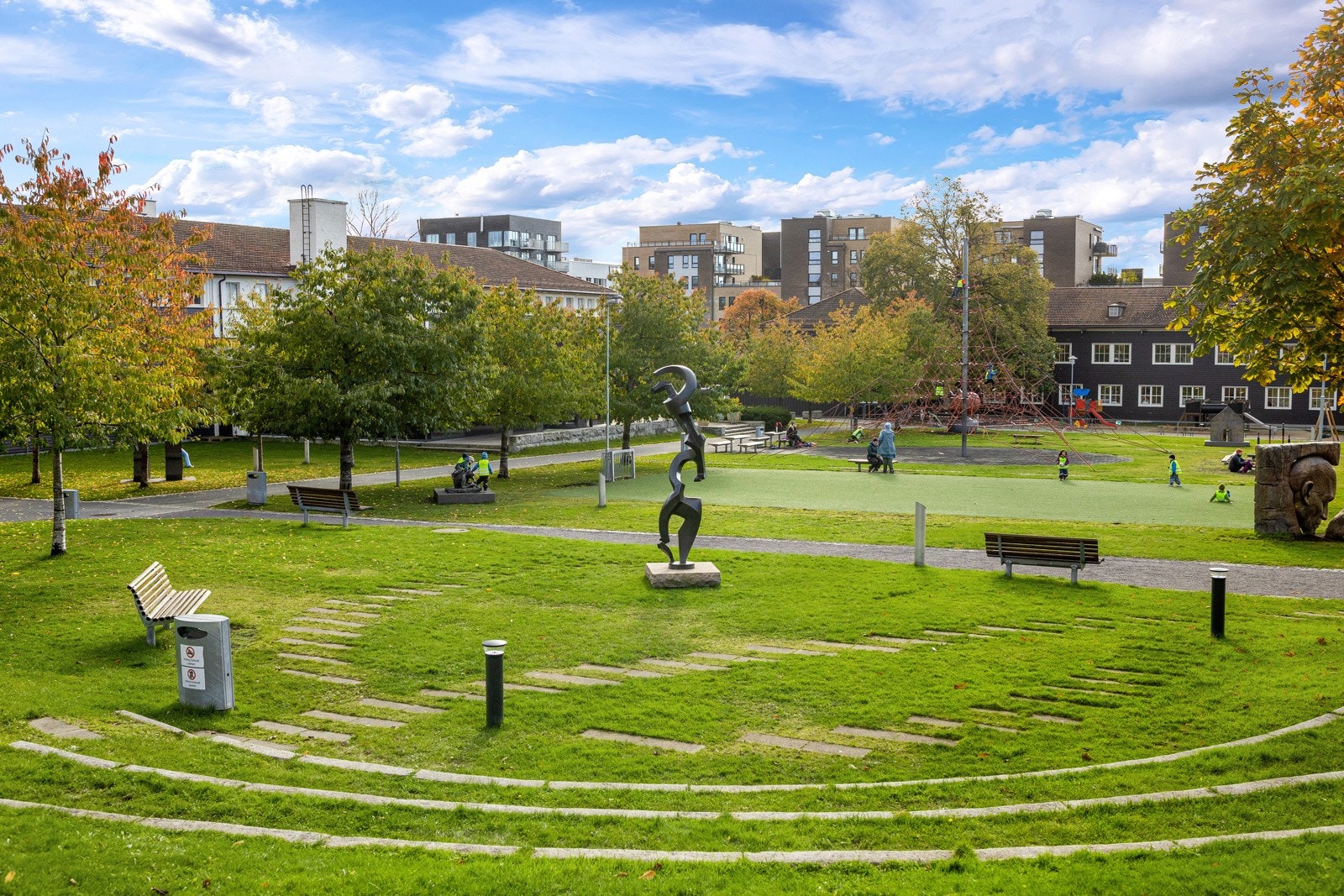 Her bor man i et hyggelig boligstrøk som kan friste med flotte grøntarealer, flere dagligvarebutikker, restauranter og et variert servicetilbud. Galleribilde