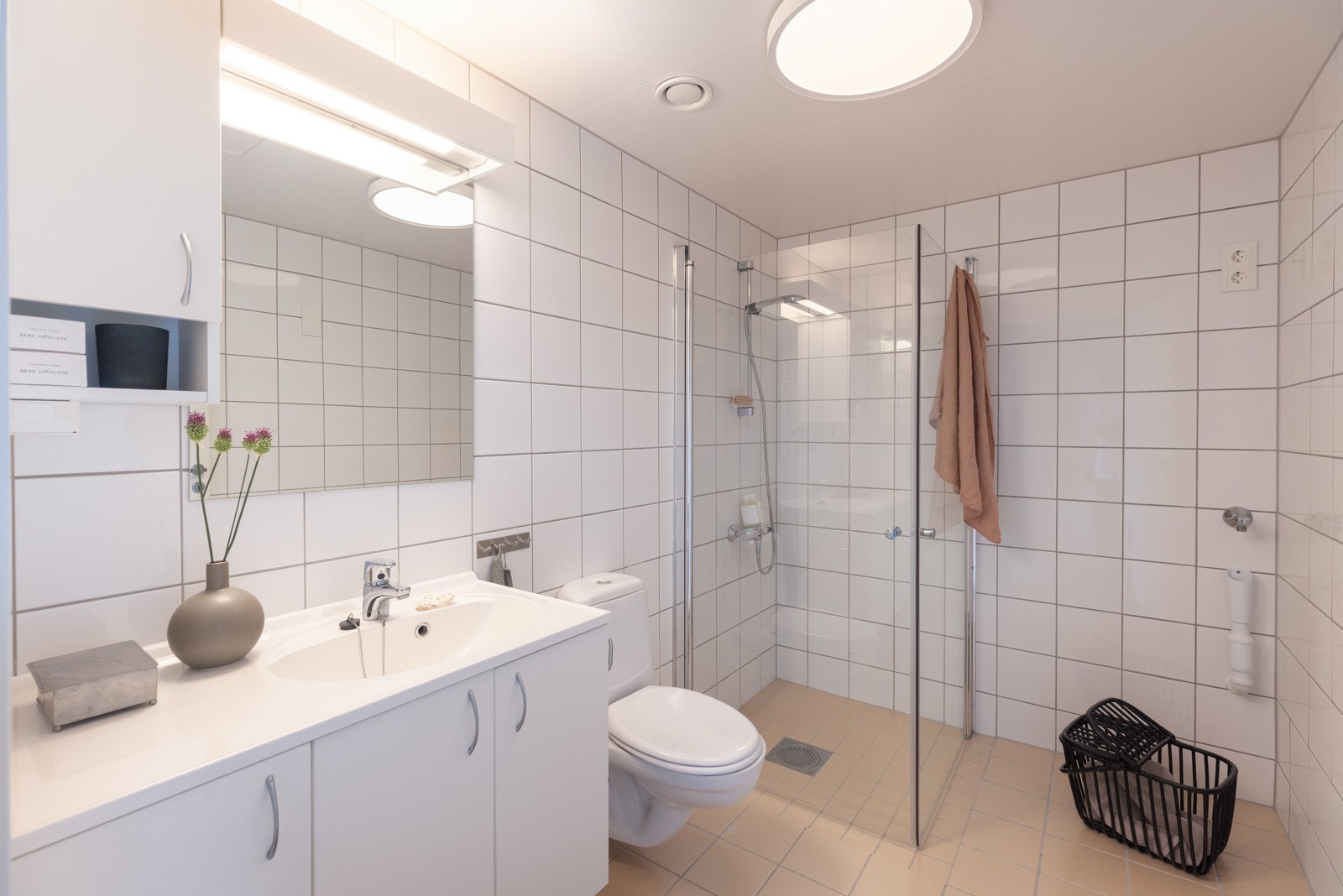 Hybel: Flislagt bad med dusj, veggmontert WC, speil og servant. Galleribilde