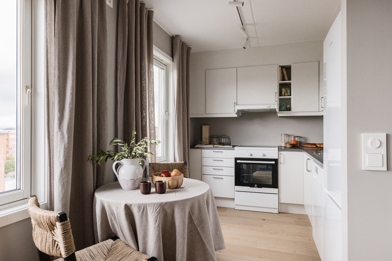 Hybel: Åpen stue og kjøkkenløsning. Galleribilde