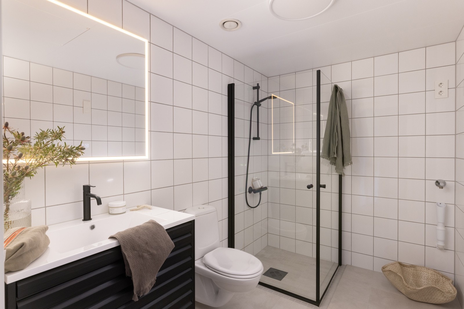 Flislagt bad/WC med ny innredning, speil og armatur. Uttak til vaskemaskin. Galleribilde