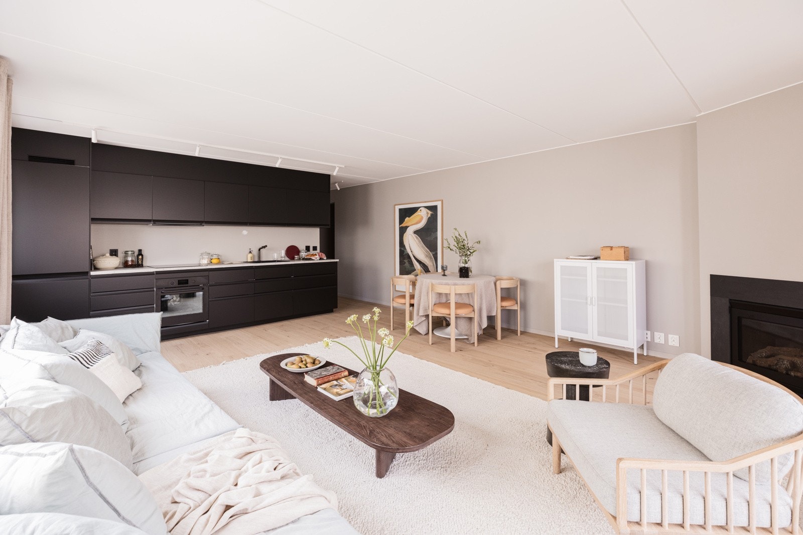 Meget romslig og pen stue med åpen løsning mellom stue og kjøkken. Galleribilde