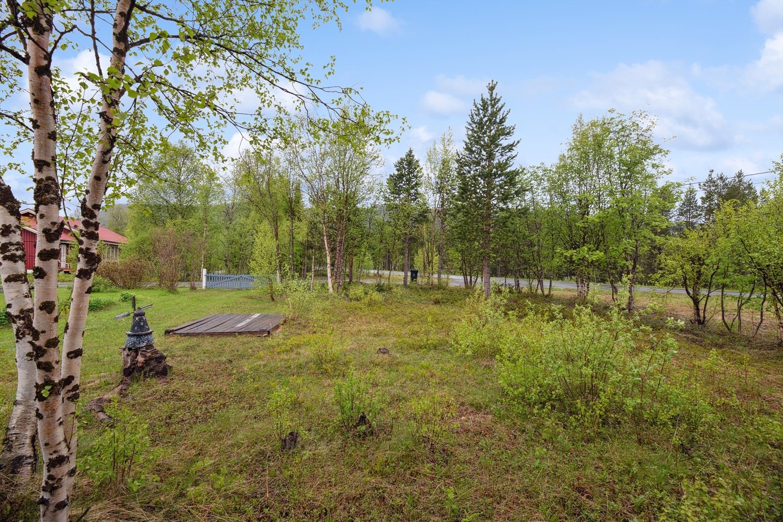 Tomten er tilnærmet flat og har en naturskjønn beliggenhet. Galleribilde