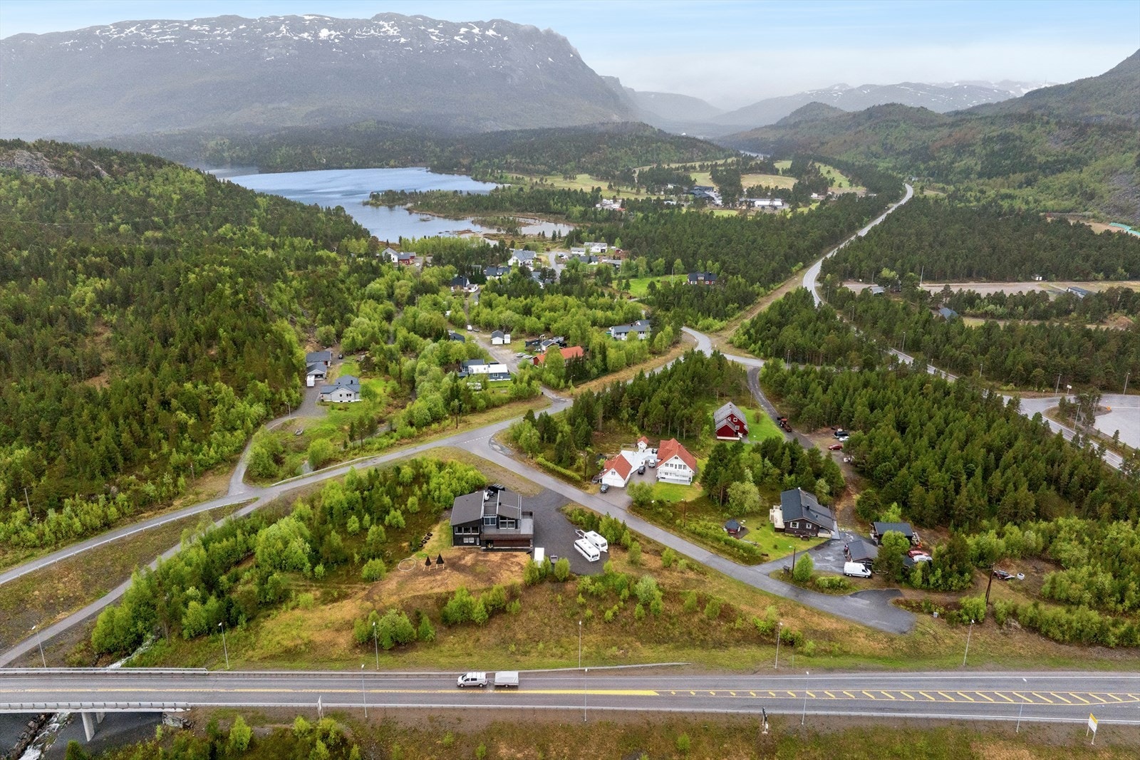 Denne eiendommen ligger innerst i Altafjorden, omtrent 10 kilometer fra Alta. Galleribilde