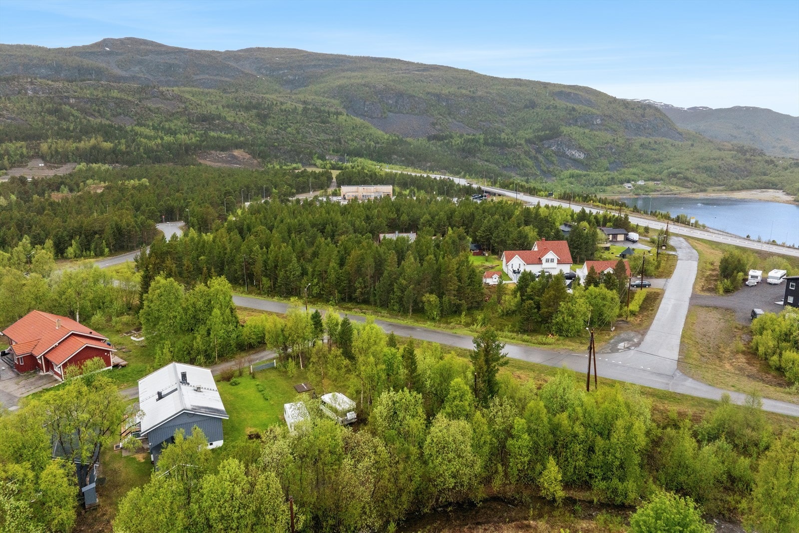 Fra eiendommen er det kort vei til Alta Golf Park og Kvenvikmoen motorpark, hvor det er tilrettelagt for både motorcross, gokart og andre motorsportaktiviteter. Galleribilde