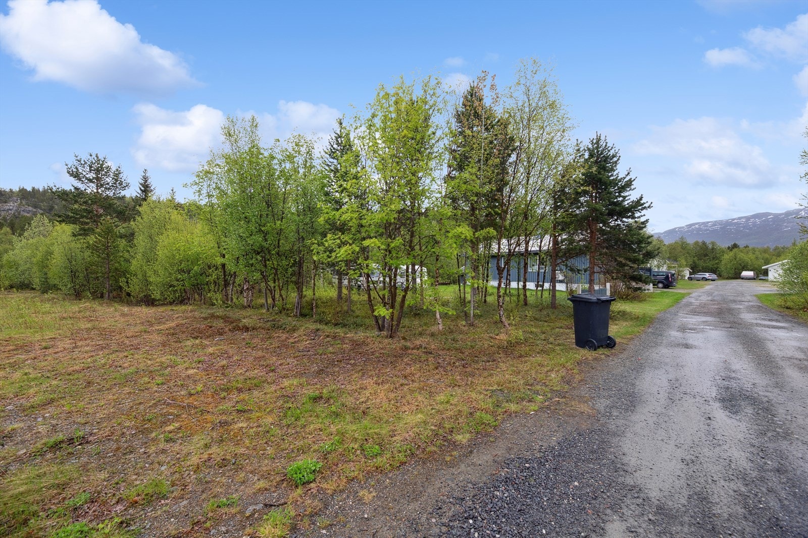 Eiendommen har adkomst via privat vei. Galleribilde