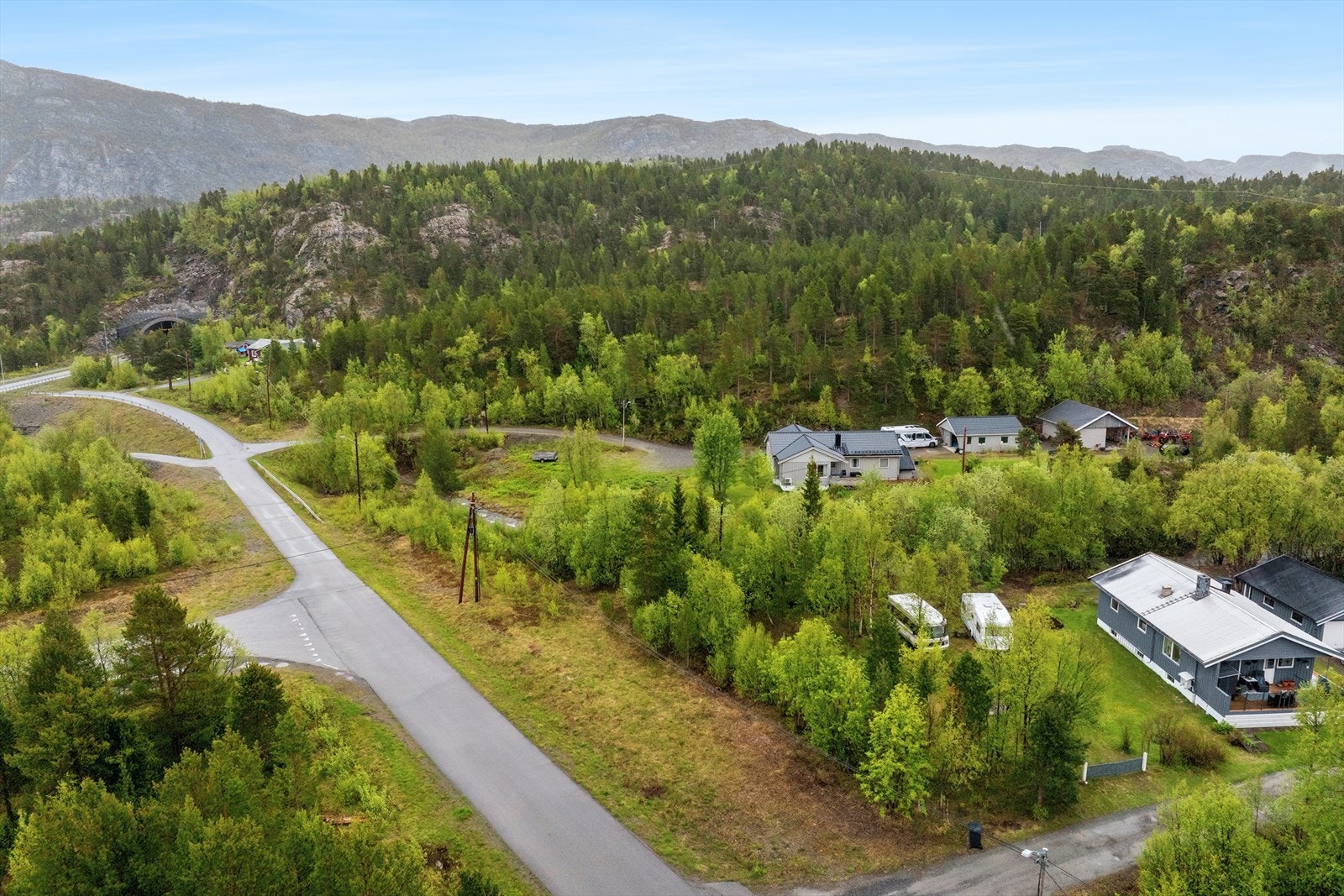 Kvenvik er kjent for sine flotte turområder med turstier, skiløyper og sykkelstier som kan benyttes både sommer og vinter. Galleribilde