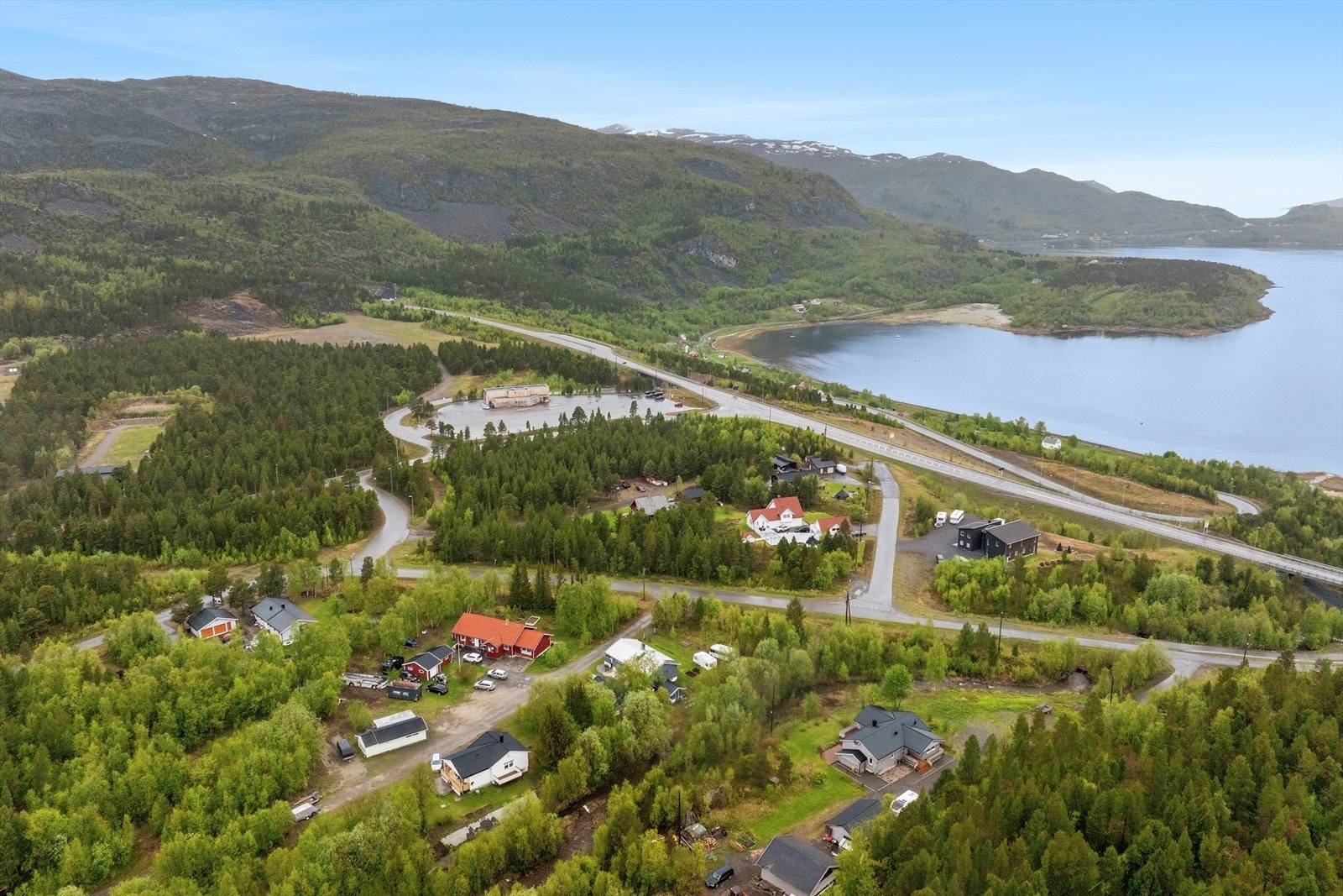 Eiendommen har en flott beliggenhet i et naturskjønt og landlig område i Kvenvik. Galleribilde