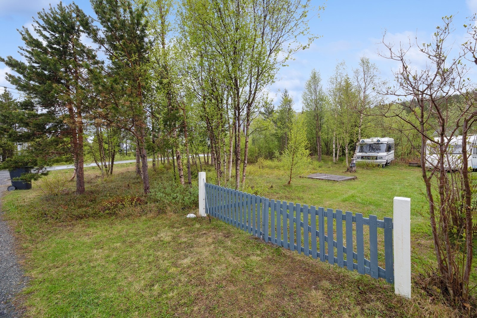 Beliggenheten er familievennlig, med kort kjøreavstand til skoler, barnehager og dagligvarebutikk. Galleribilde