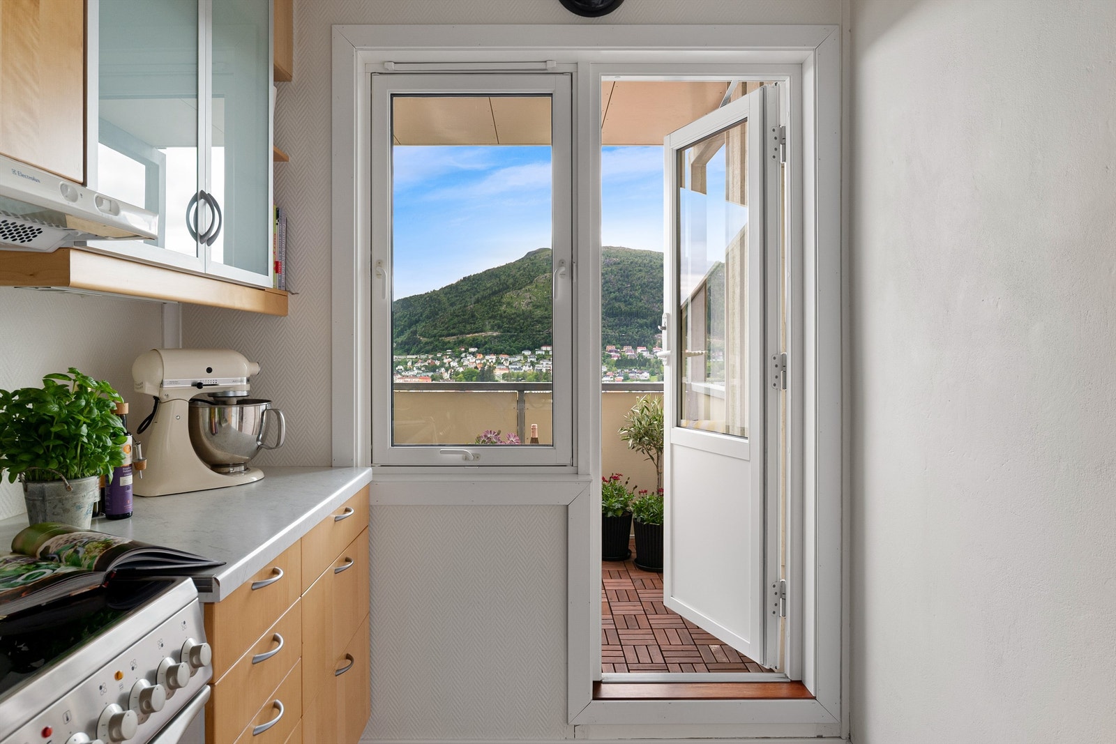 - Balkongdør og vinder byttet i hele leiligheten i 2012 - Galleribilde