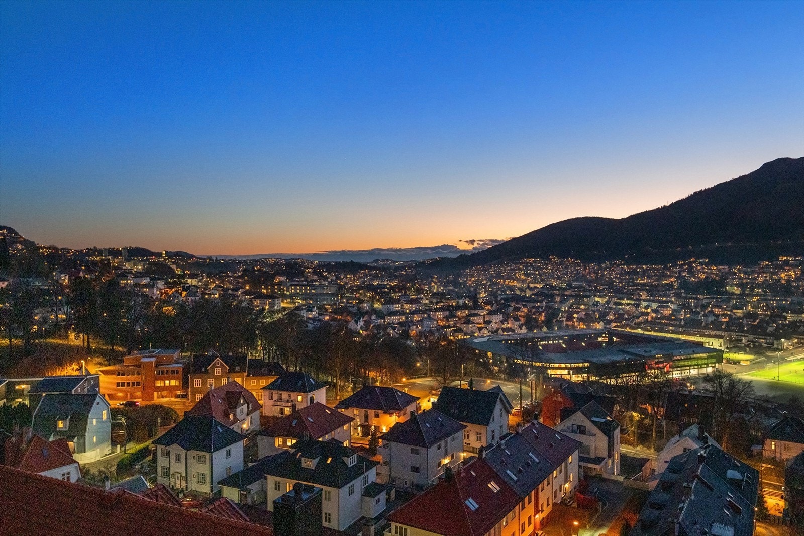 - Utsikt fra egen balkong på kveldstid - Galleribilde