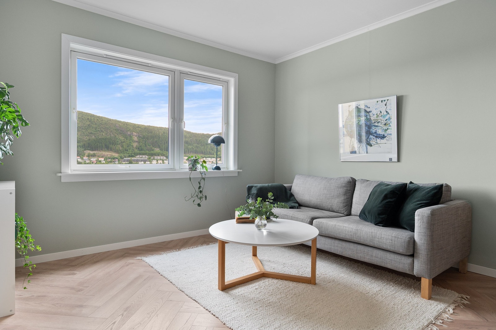 - Store vindusflater som slipper inn mye lys. Her kan også en helt fantastisk utsikt nytes - Galleribilde