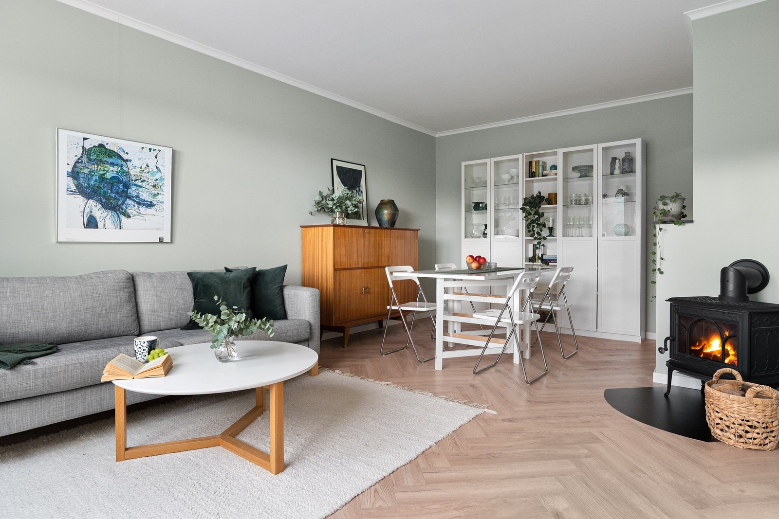 - Stuen er utsmykket med en peisovn som varmer godt på kalde dager - Galleribilde