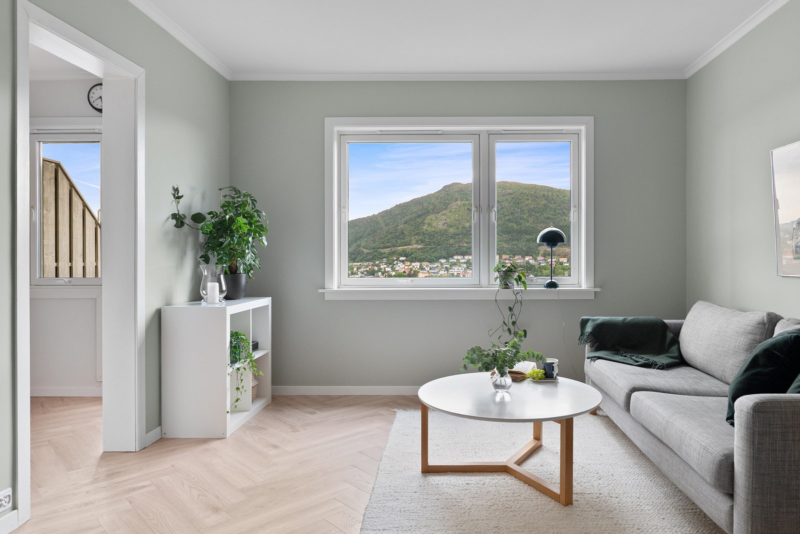 - Nydelig 1-stavs fiskebeinslaminat gjennomgående i leiligheten - Galleribilde