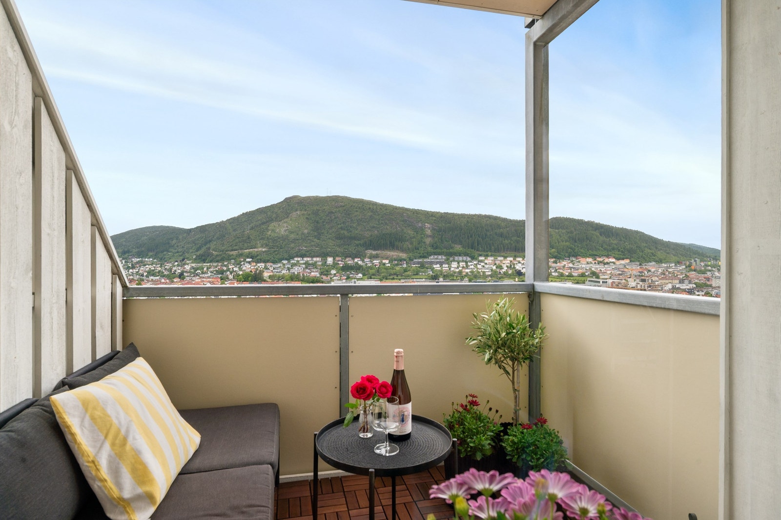 - Her kan sol og utsikt nytes i fred og ro - Galleribilde