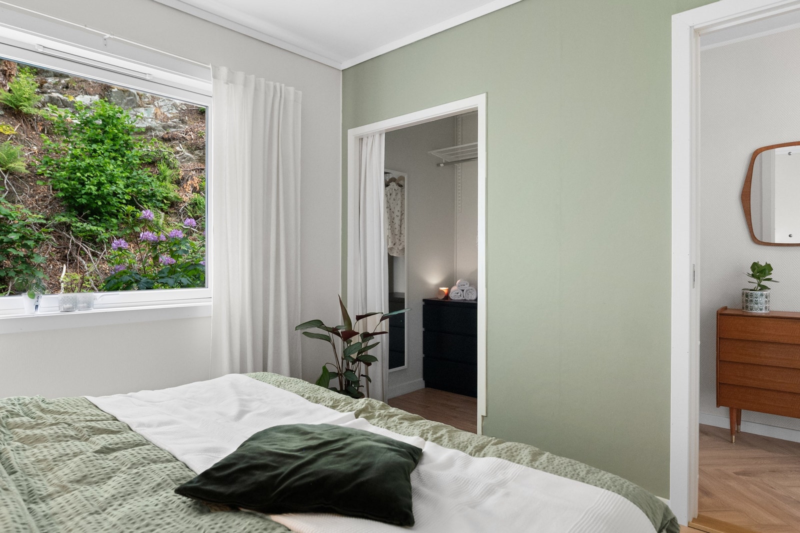 - Naturskjønn utsikt fra soveromsvinduet - Galleribilde