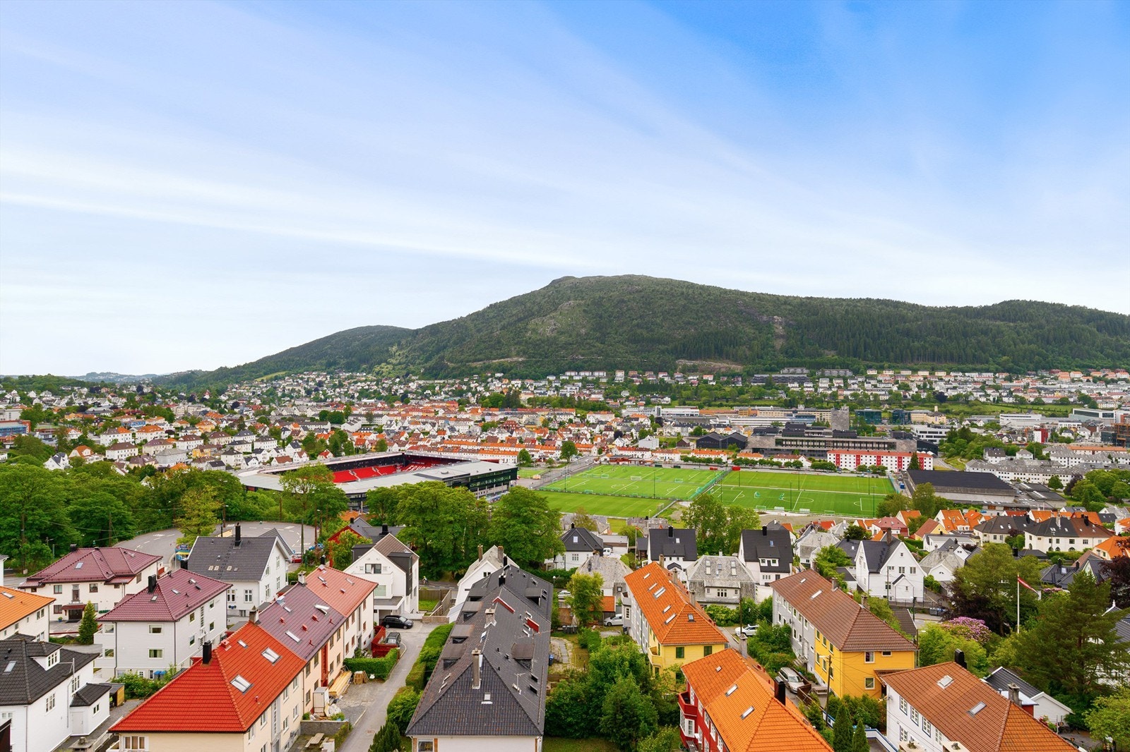 - Utsikt fra egen balkong. Her ser man rett ned på bl.a. Brann Stadion - Galleribilde