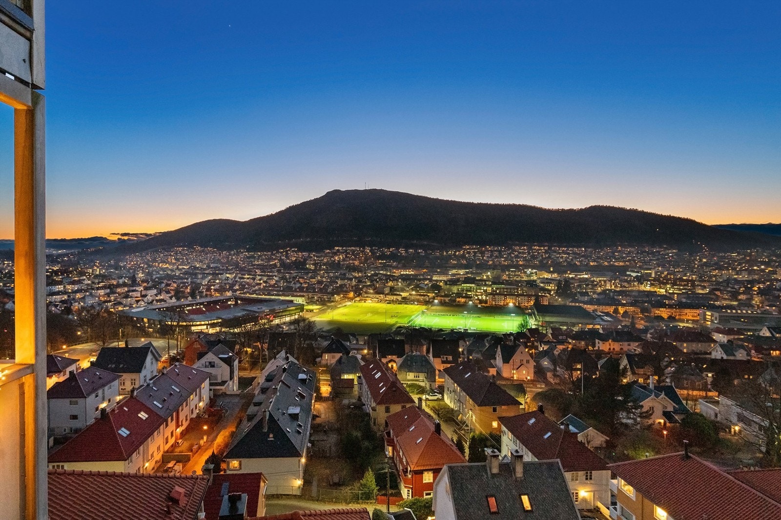 - Utsikt fra stuen på kveldstid - Galleribilde