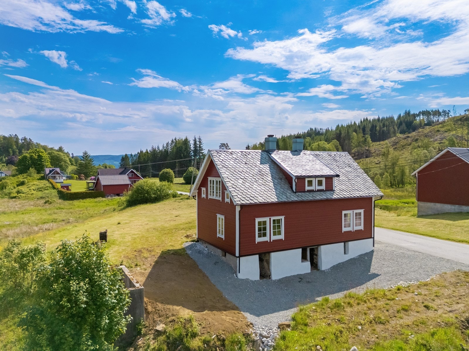 Historisk hus fra ca. 1890 som ligger i et stille og fredelig boligområde kun noen få minutter fra både Frekhaug og Knarvik Galleribilde