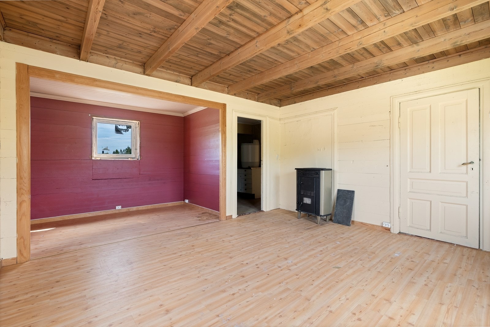 Det som tidligere har vært kjøkken og bad er for det meste demontert og må etableres på nytt Galleribilde