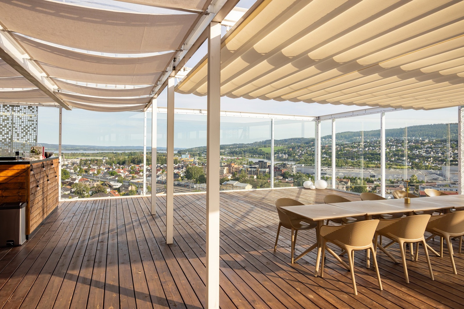 Skybar til Lux hotell som delvis er åpen for bruk. Resterende del kan eventuelt bookes for private arrangement. Galleribilde