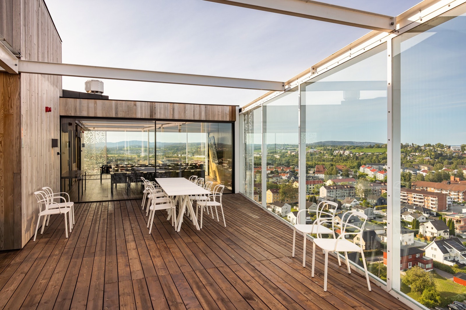 Skybar til Lux hotell som delvis er åpen for bruk. Resterende del kan eventuelt bookes for private arrangement. Galleribilde