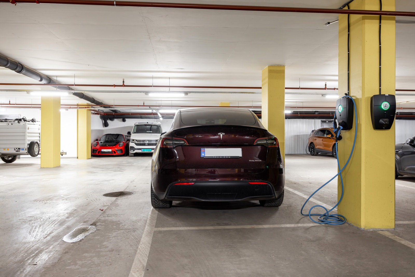 Garasjeopsjon på kjøp av parkeringsplass med lader for elbil. Galleribilde