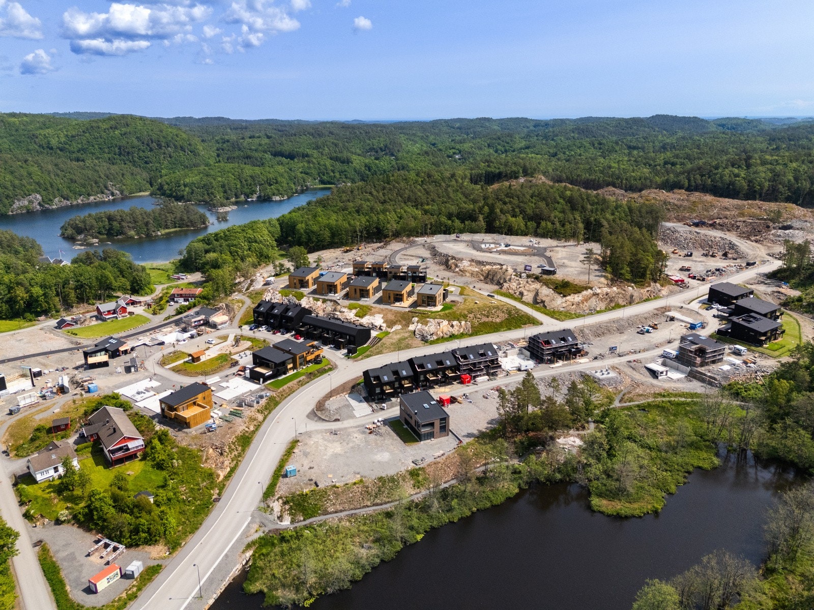 Velkommen til Sommerro på Drangsvann og flotte tomter i Langetjønnveien (tomtene ligger nederst i bildet vis a vis Langetjønn) Galleribilde
