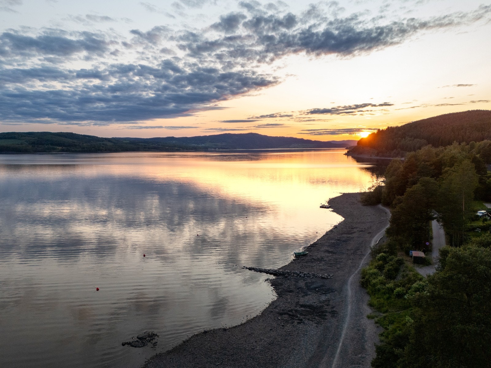 Her kan du ta kveldsturen langs Mjøsa, og kanskje til og med et bad? Galleribilde