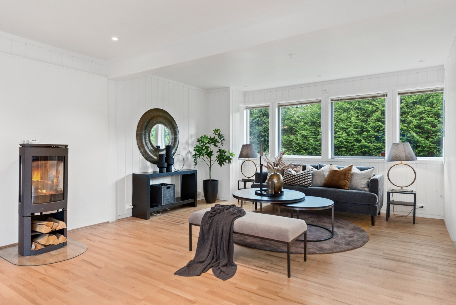 Boligen har installert bergvarmeanlegg, men det er trivelig med fyr i peisovn på kalde kvelder. Galleribilde