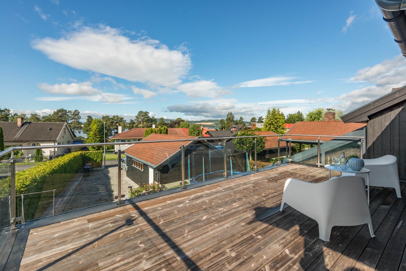 Eiendommen ligger tilbaketrukket, med kun 150m til badestrand & fine turmuligheter langs Mjøsa. Galleribilde