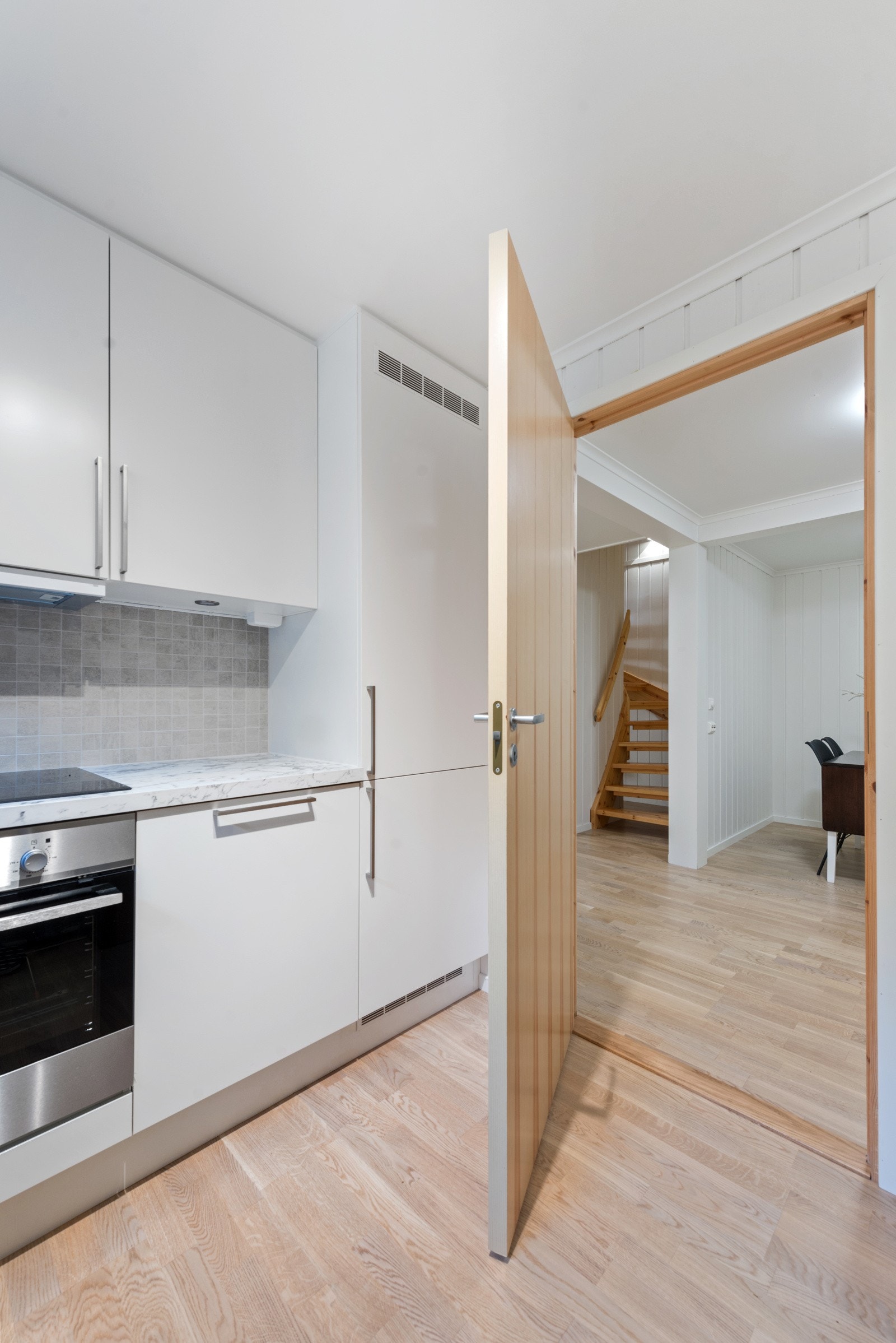 Det er integrert stekeovn, induksjonstopp, oppvaskmaskin og kjøle-/ fryseskap i kjøkkeninnredningen. Galleribilde