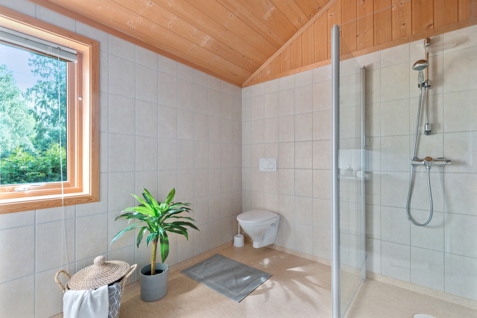 Badet i 2.etasje er innredet med toalett, dusjhjørne og servantinnredning. Galleribilde