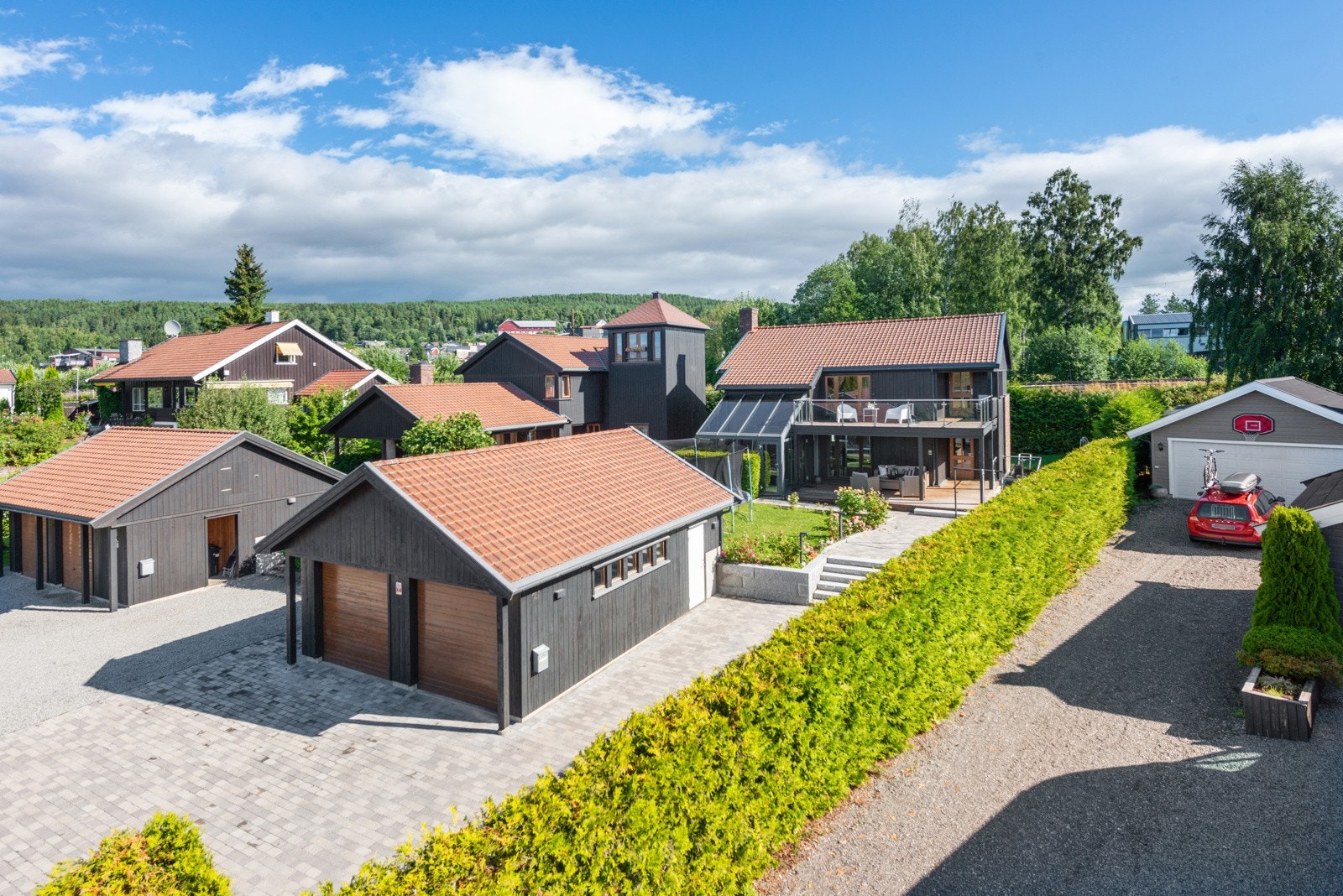 Vestvendt & solrik tomt som er pent opparbeidet. Galleribilde