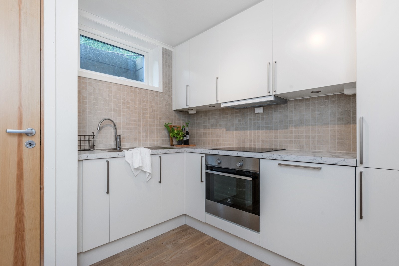 Hybel i kjeller består av kjøkken, stue, soverom & bad. Galleribilde