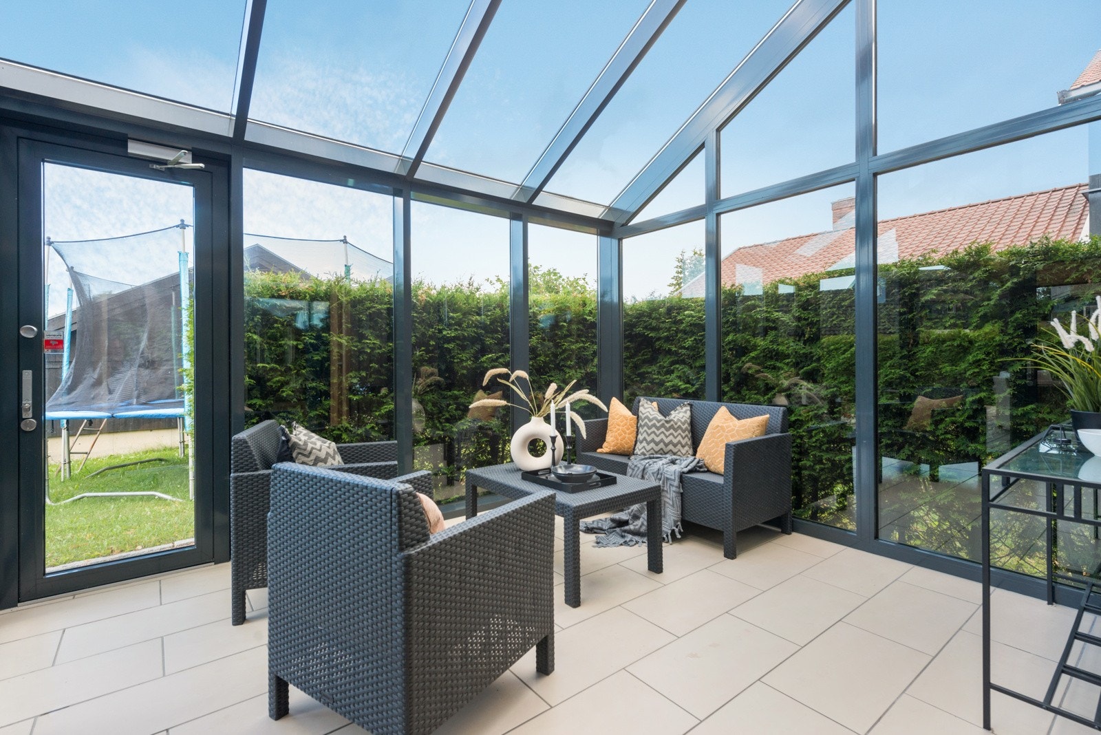 Innglasset veranda mot sørvest som kan benyttes selv om det skulle regne ute. Galleribilde