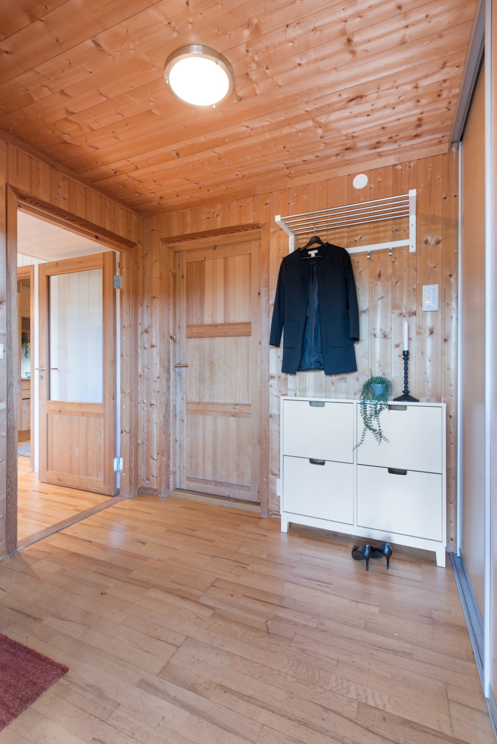 Du ønskes velkommen inn i en trehvit & romslig entrè. Galleribilde