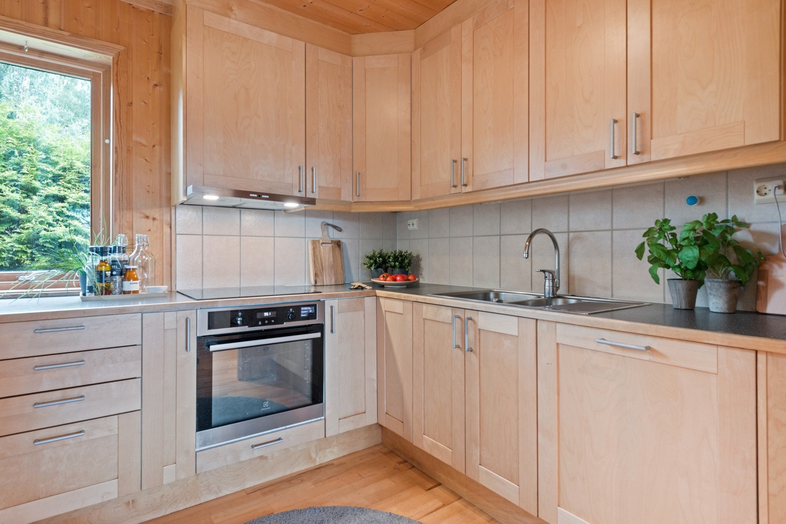 Det er integrert stekeovn, induksjonstopp, oppvaskmaskin og kjøl- / fryseskap i innredningen. Galleribilde