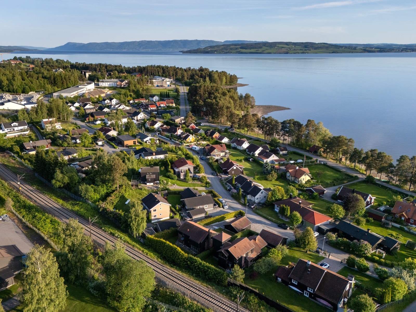 Her bor du med Mjøsa like utenfor, samt fine badeplasser & turområder Galleribilde