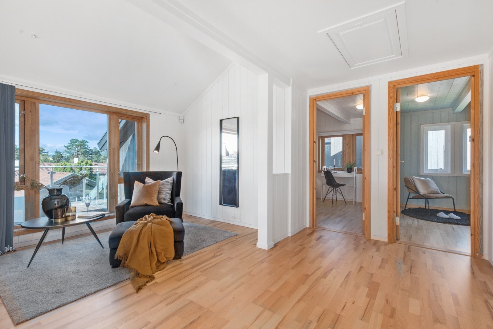 En luftig stue med utgang til den store, fine verandaen i 2.etasje. Galleribilde