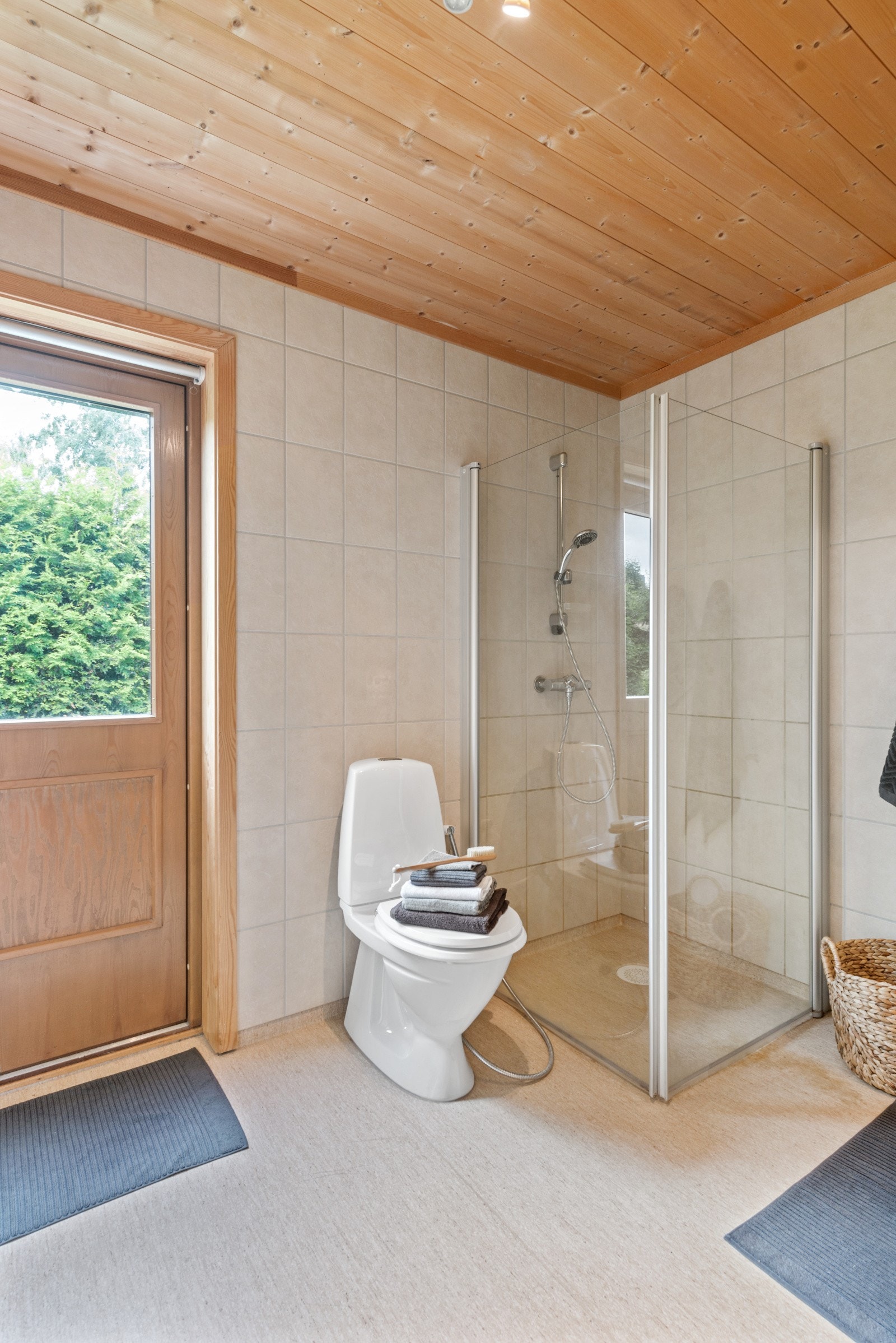 Badet på hovedplan har opplegg for vaskemaskin. Galleribilde