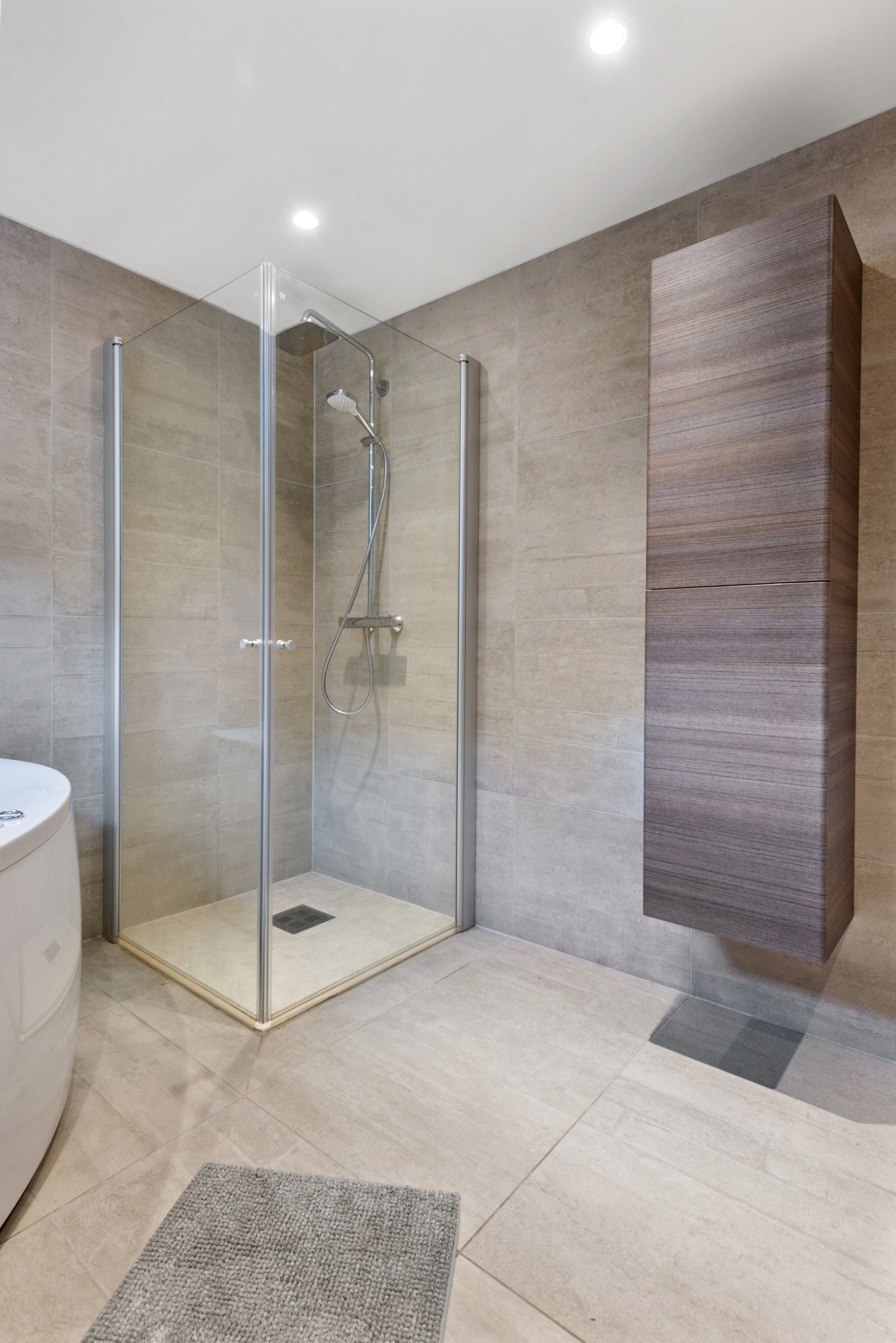 Badet i kjelleren fremstår som moderne. Galleribilde