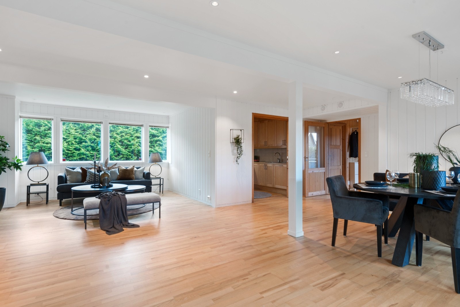 Det er god plass til både stuemøblement og spisestue. Galleribilde