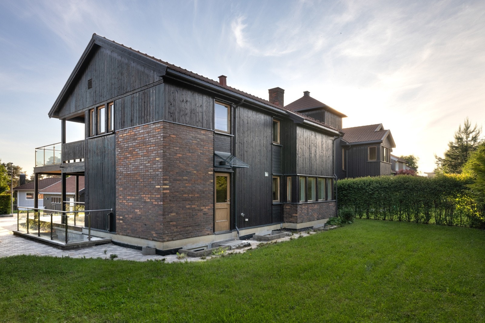 På baksiden av huset ser du inngangsdør for kjellerleiligheten. Galleribilde