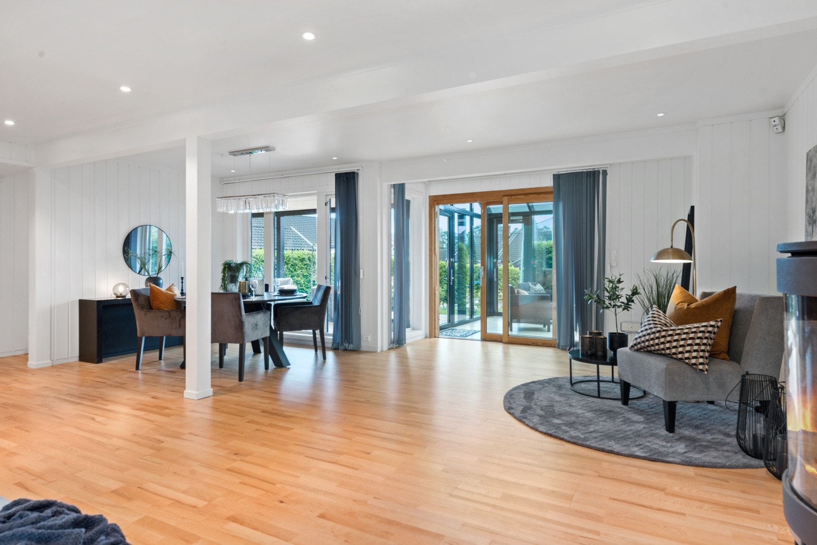 Stuen er svært romslig, hvilket byr på ulike innredningsmuligheter. Galleribilde